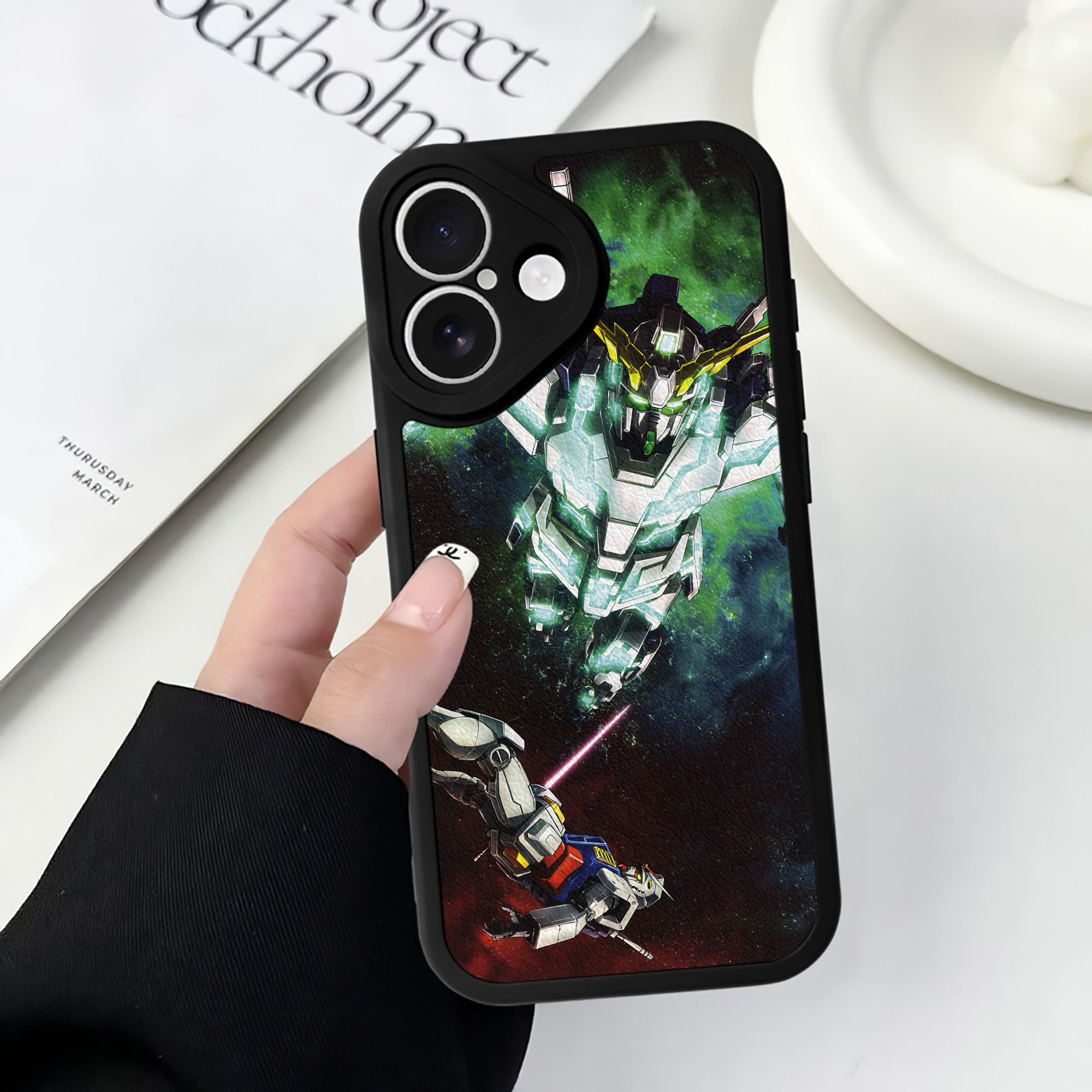 （画像用） 機動戦士ガンダム Mobile Suit Gundam 【iPhone 16シリーズ対応】シリコンスマホケース（レザー調） 材質：シリコン